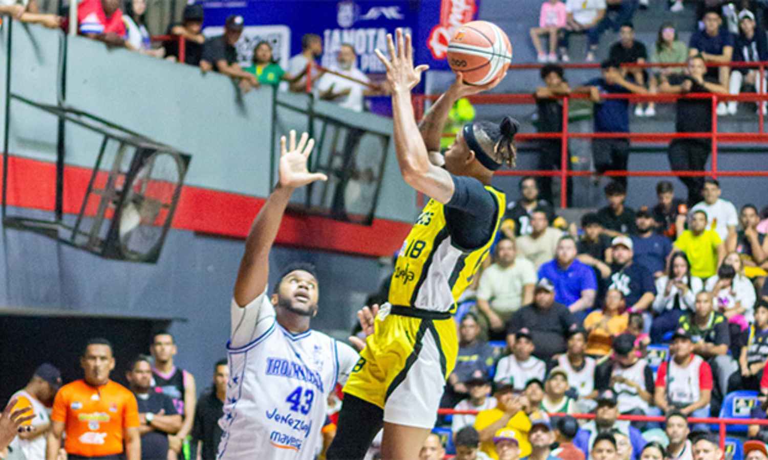 Gaiteros del Zulia logra una emocionante victoria 84-83 ante Trotamundos en el Belisario Aponte