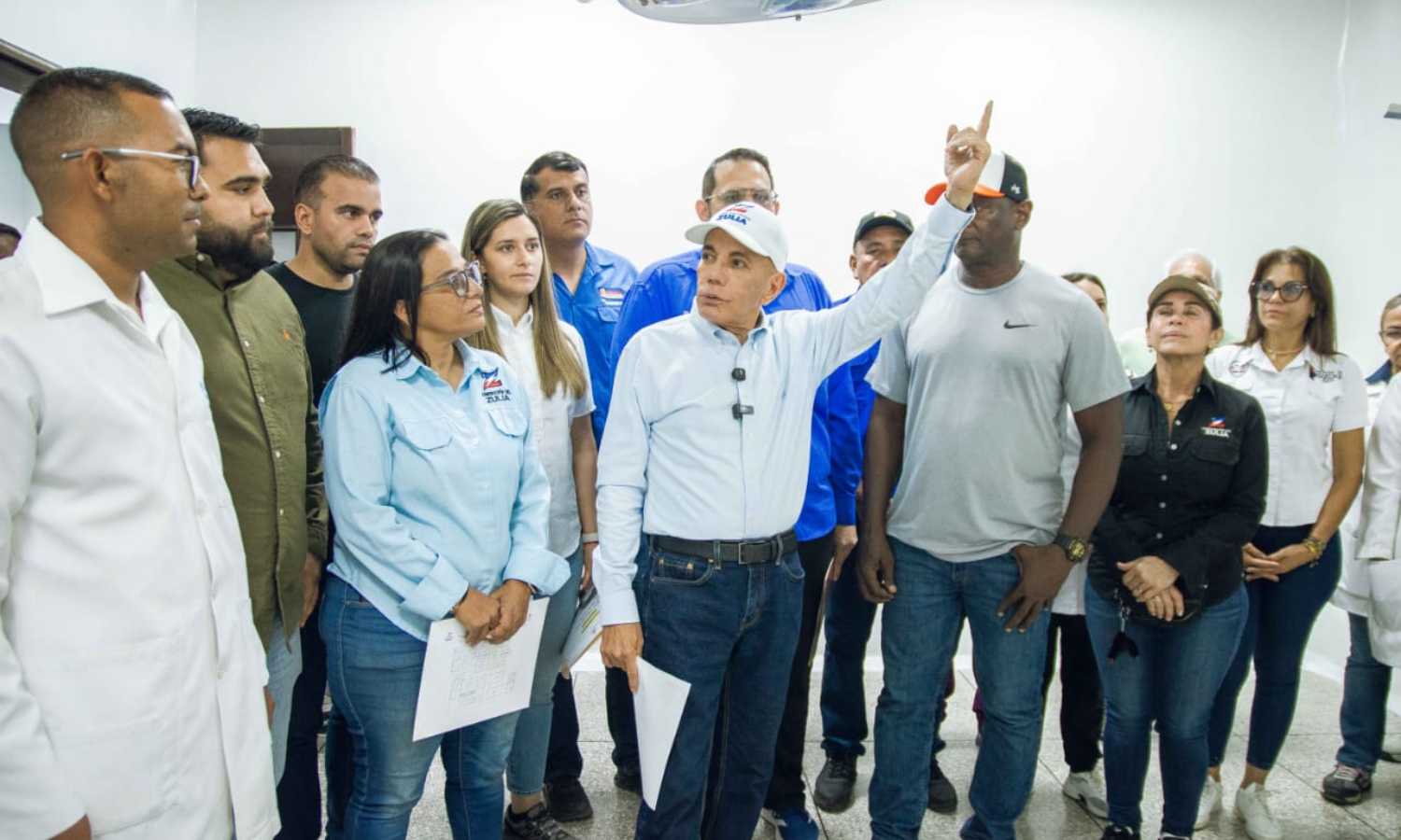 Manuel Rosales inspecciona la puesta a punto del hospital «Juan de Dios Martínez» en Sucre
