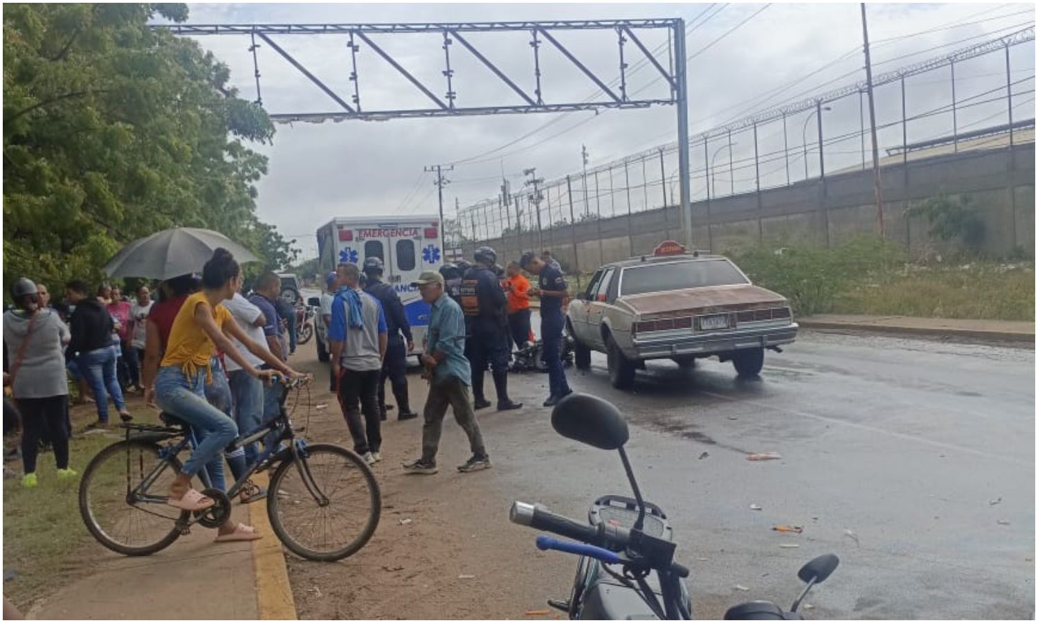 Imprudencia vial en Maracaibo: motorizado manejaba en sentido contrario y chocó contra un carrito por puesto en el barrio El Marite