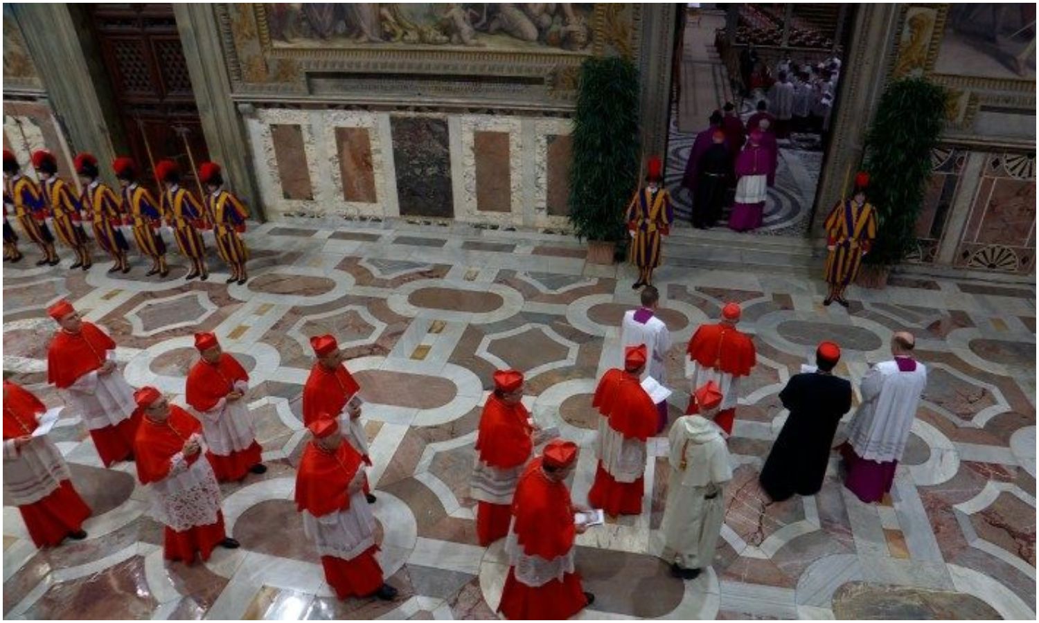 Inicia el cónclave más numeroso de la historia moderna para elegir al sucesor del papa Francisco