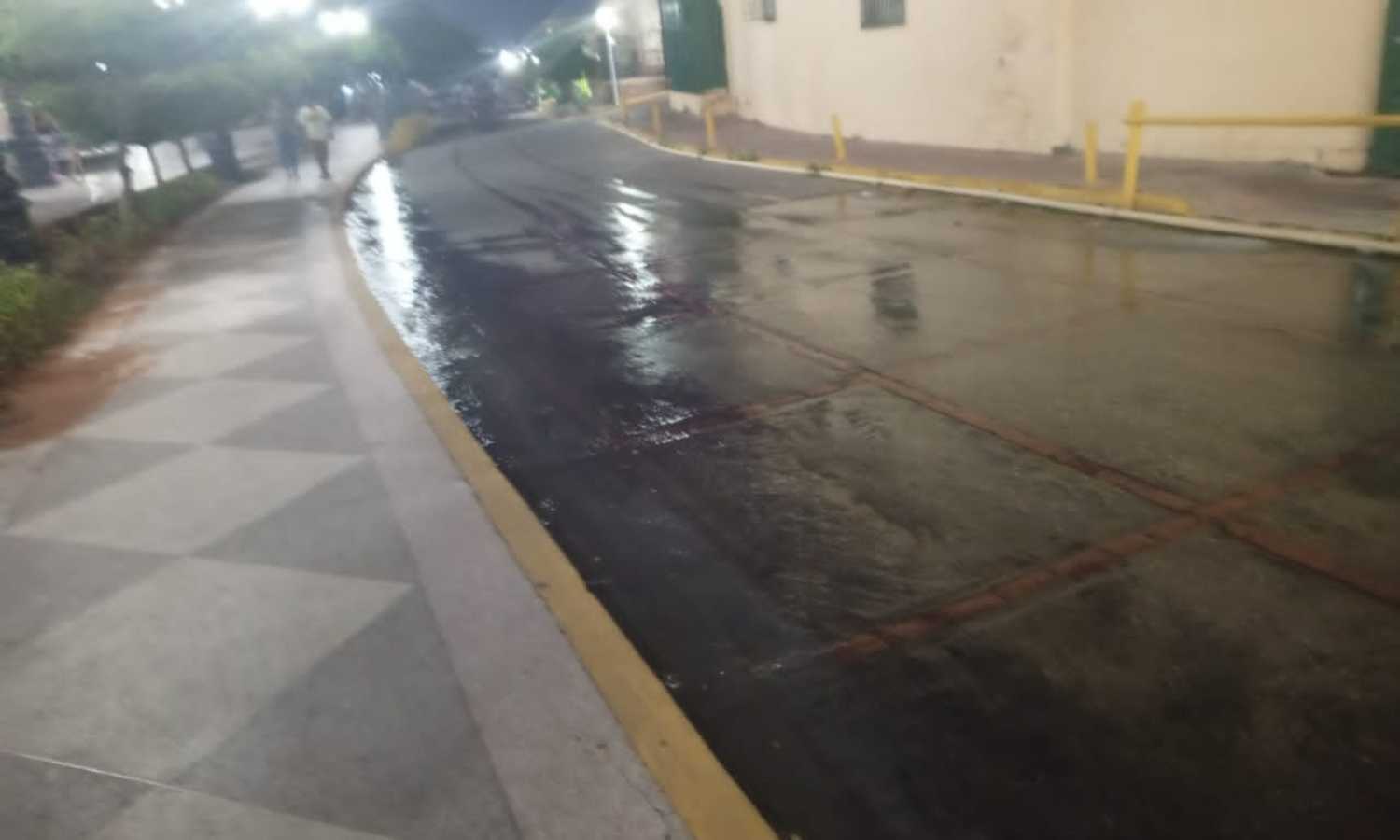 Graves problemas en Santa Lucía: Bulevar inundado de aguas servidas por colapso en el sistema de drenaje