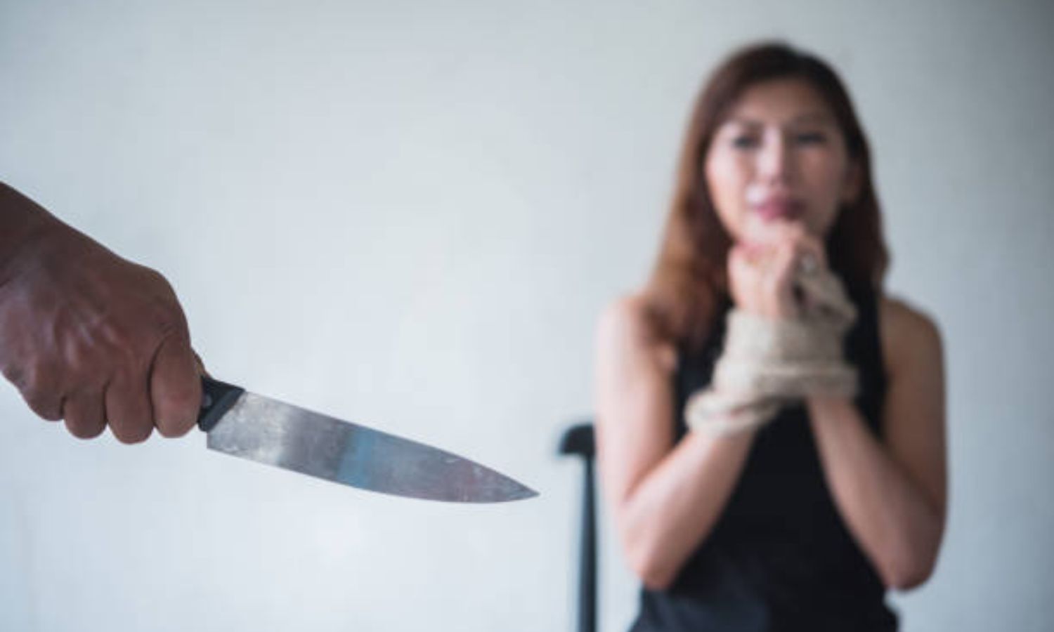 Sangriento incidente en Güiria: Mujer acuchilla en la cara a la amante de su esposo y la policía la arresta