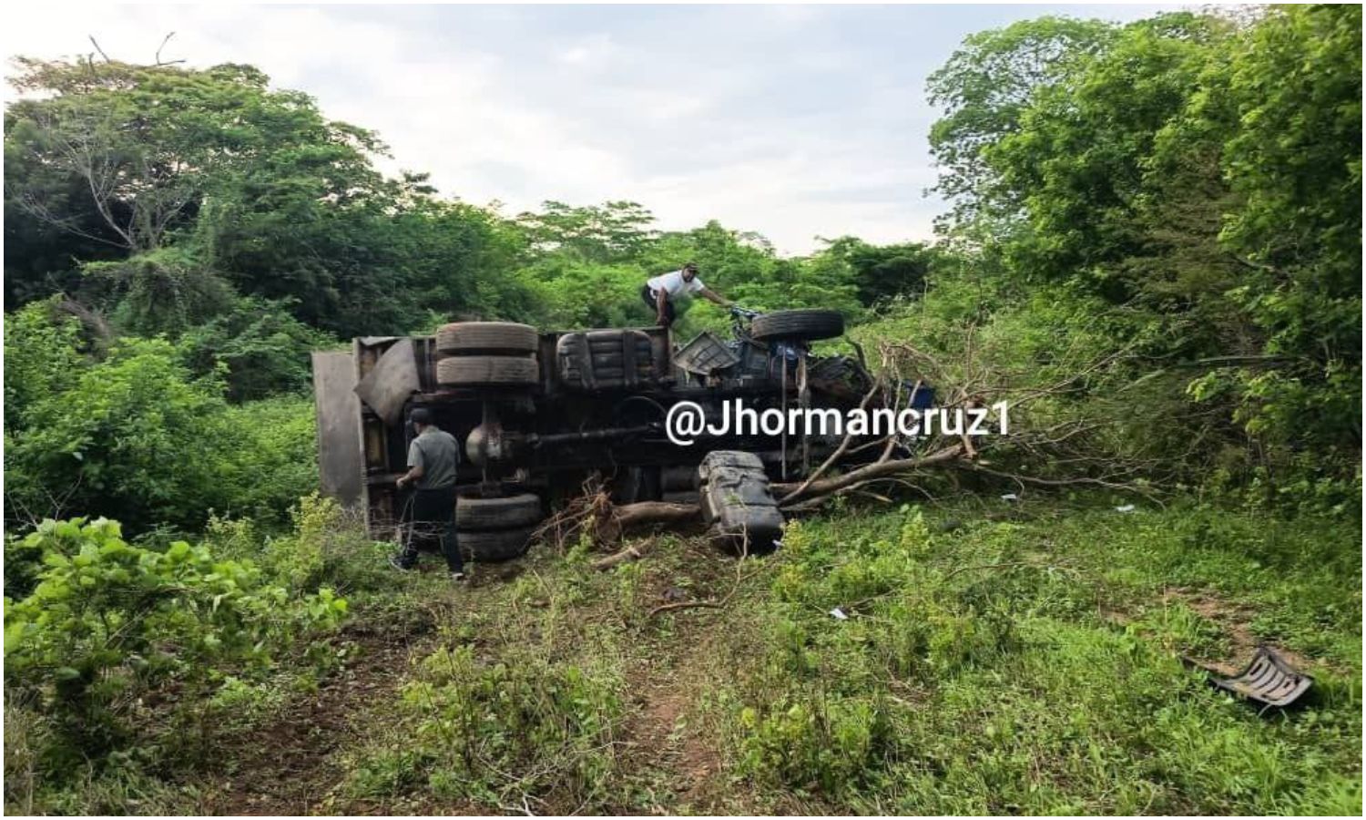 Joven de 18 años muere en trágico vuelco de camión en la carretera San Pedro-Lagunillas