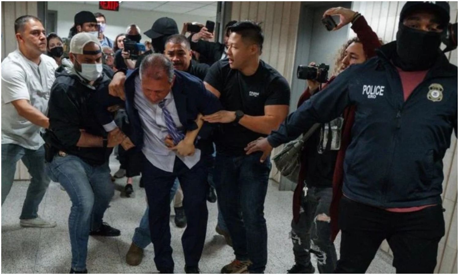 Arrestan a candidato a la Alcaldía de Nueva York por intervenir en la detención de un migrante
