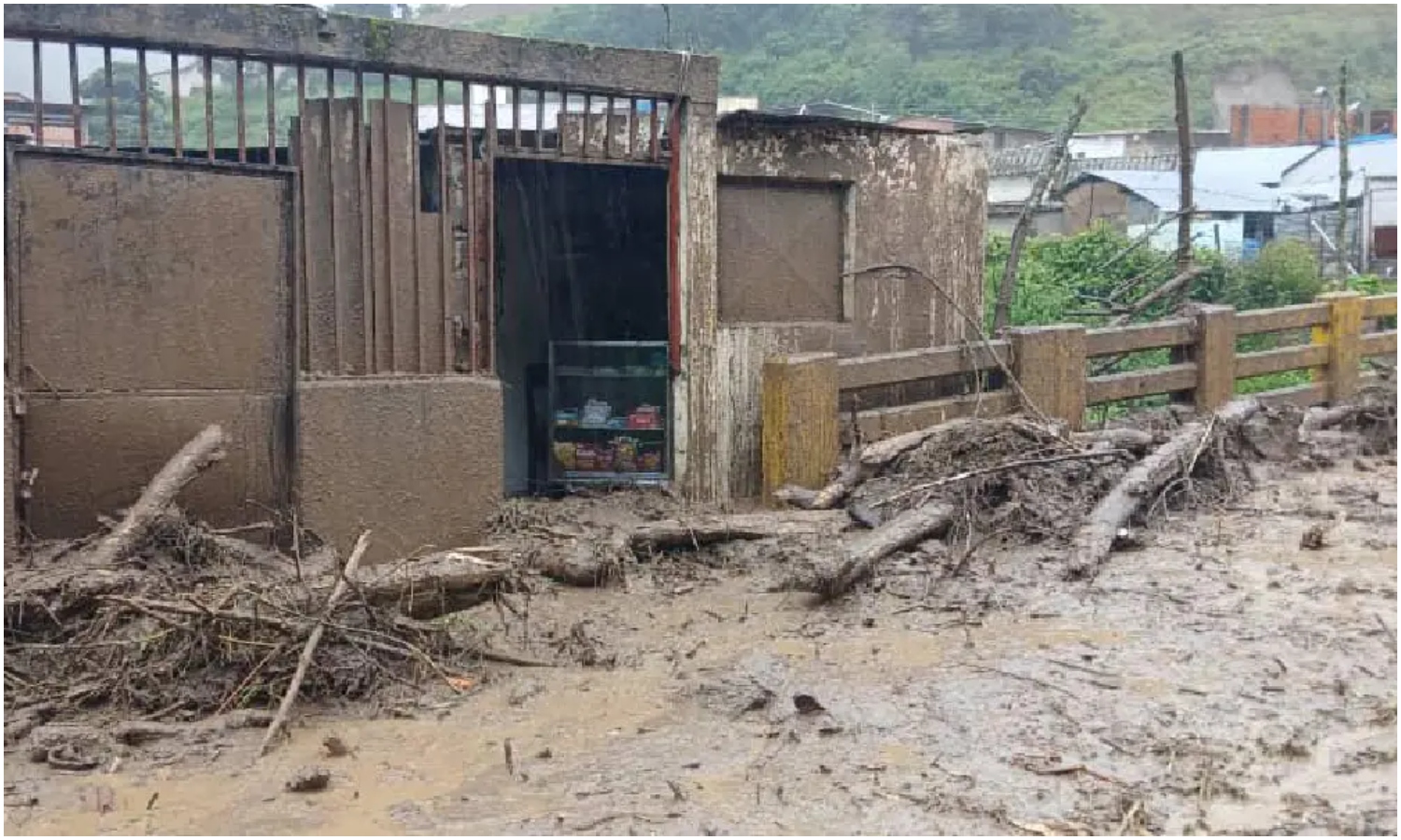 Ríos desbordados, puentes colapsados y más de 270 familias afectadas: los estragos que dejaron las fuertes lluvias en Mérida