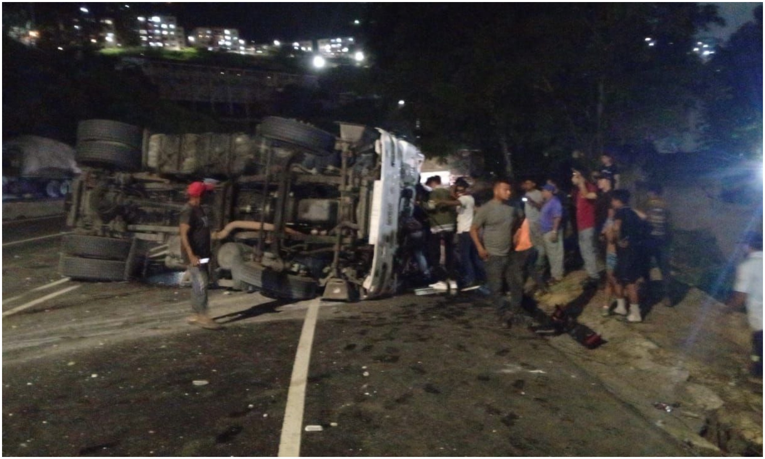 Gandola repleta de alimentos se volcó en Caracas y vecinos aprovecharon para saquearla