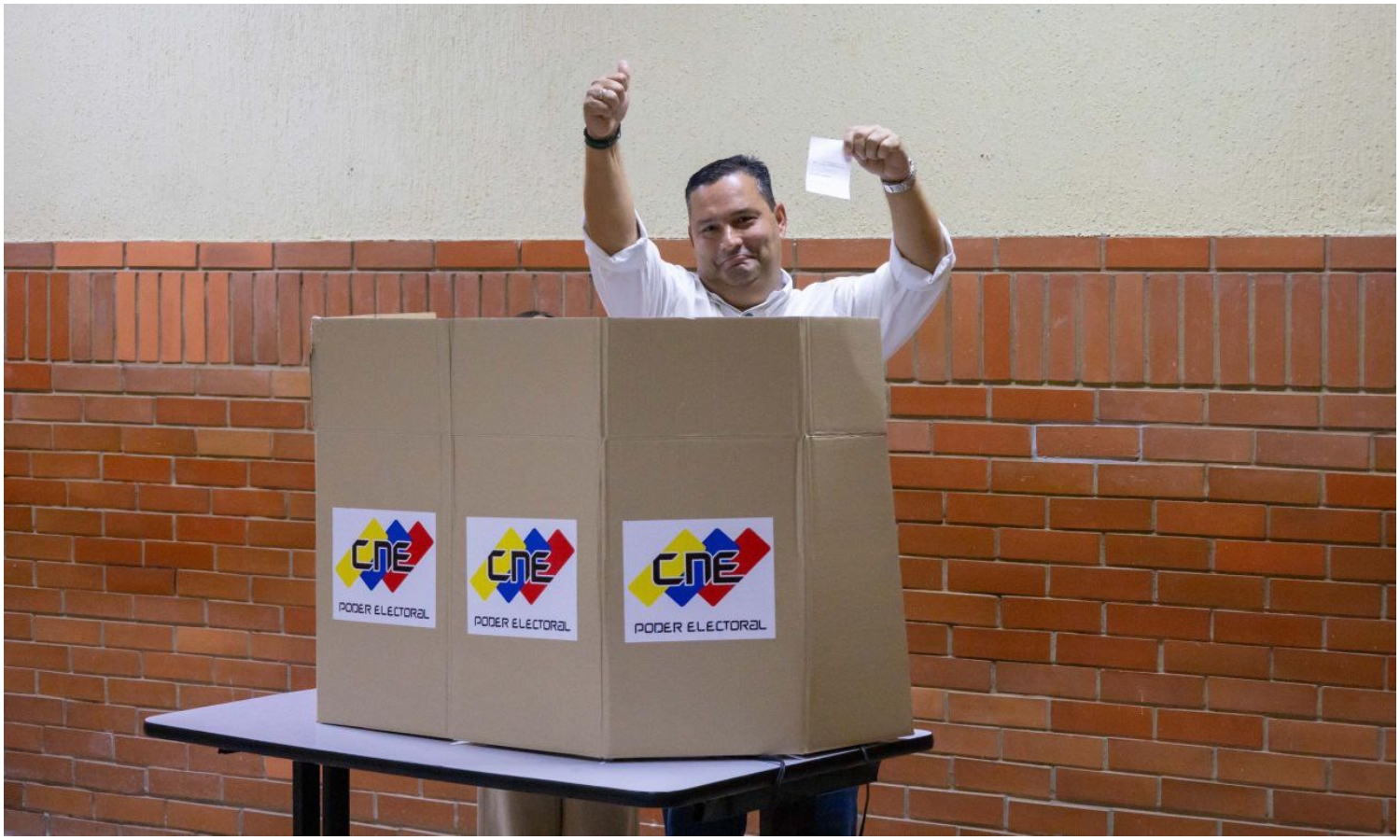 Adrián Romero votó en Maracaibo y destaca aumento en la participación ciudadana