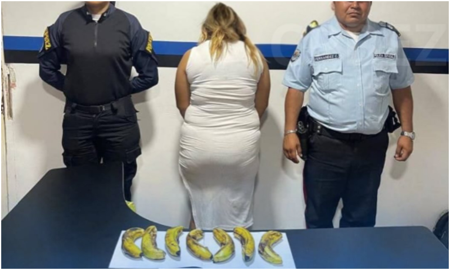 Joven iba de visita a una estación policial y terminó detenida por llevar droga oculta en unos cambures