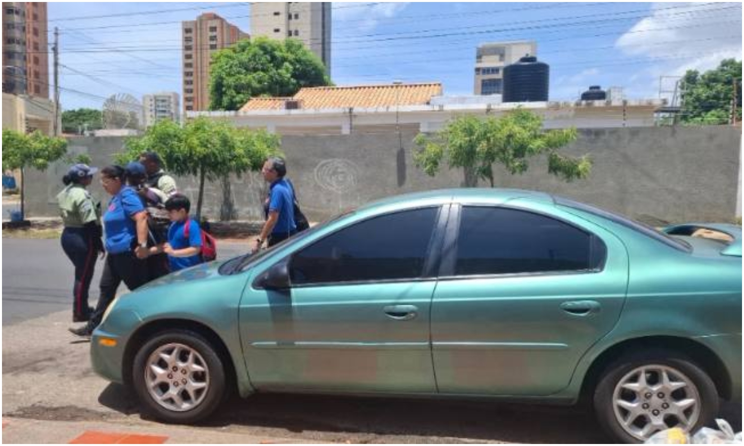 Polimaracaibos multan y remolcan el carro de un hombre que estacionó frente a su casa