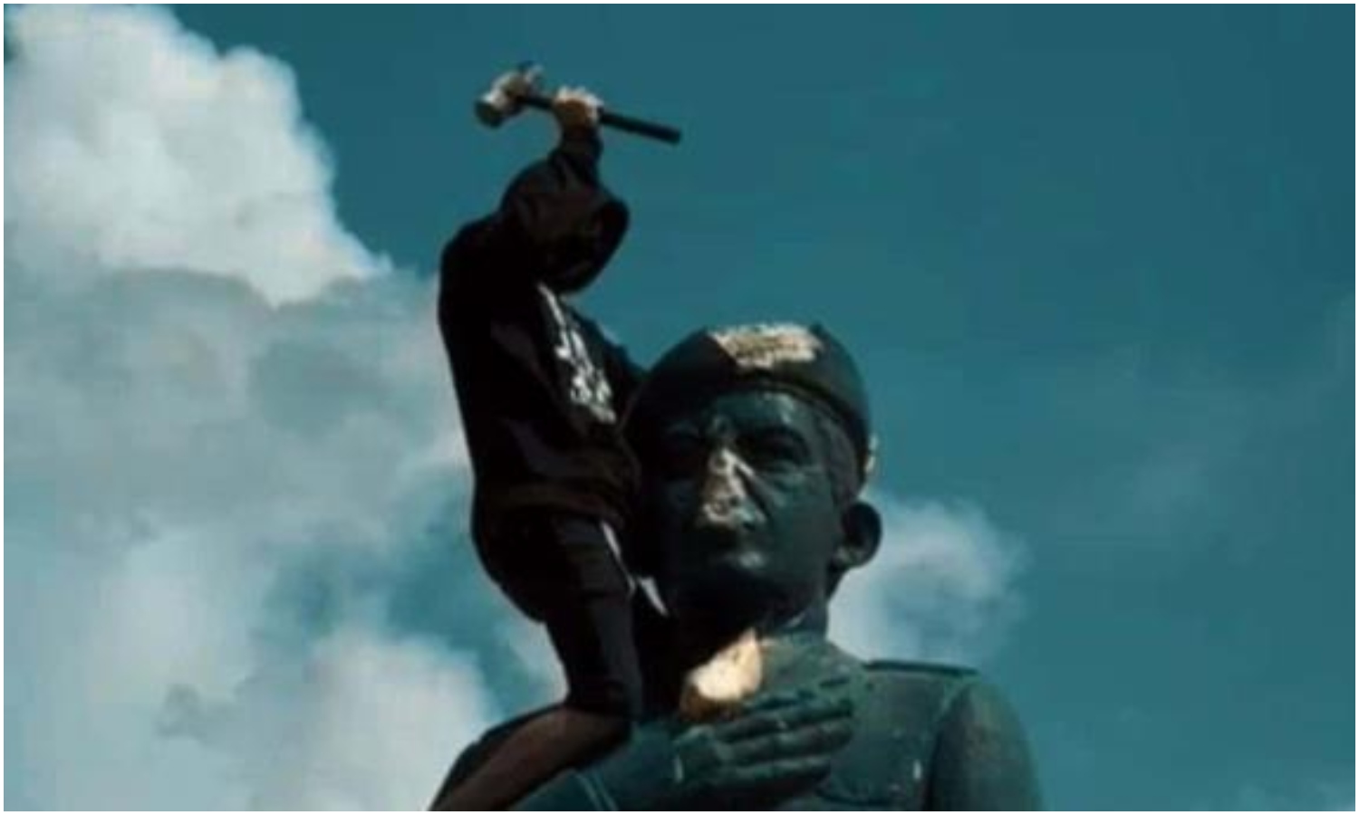 Condenan a 10 años de prisión a las jóvenes arrestadas por estampar franelas con la caída de la estatua de Chávez