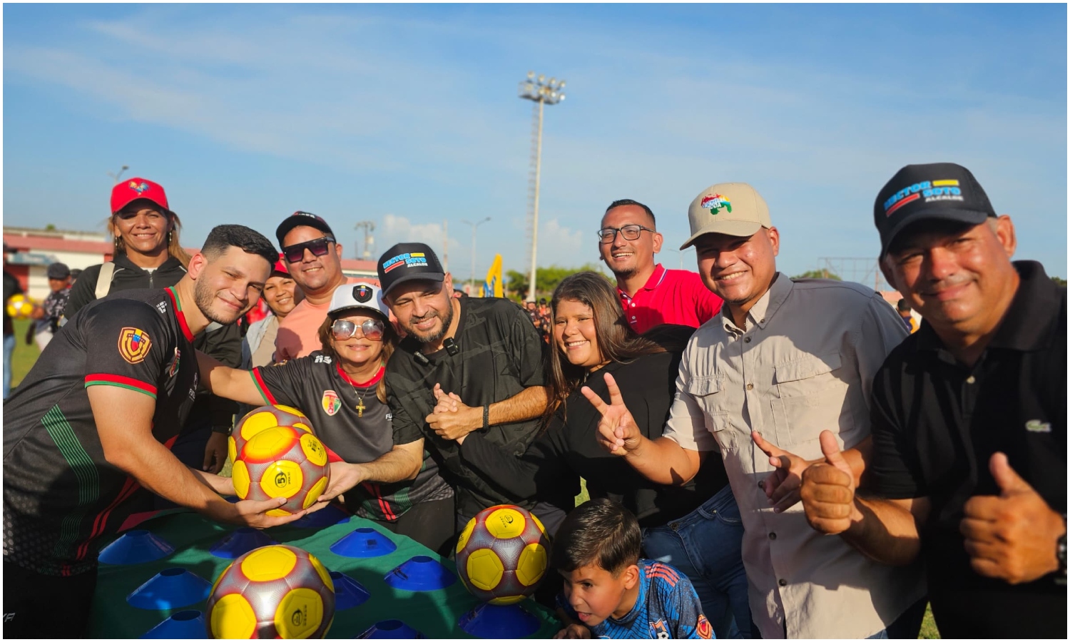 Candidato Héctor Soto reafirma su compromiso con el deporte en San Francisco con entrega de implementos a Escuelas de Fútbol