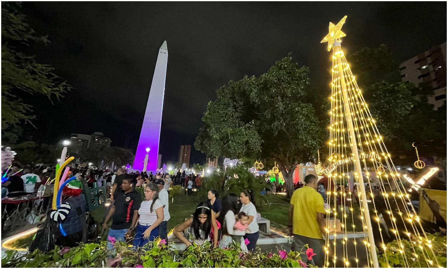 Familias marabinas disfrutaron del encendido de luces en las plazas República e Indio Mara