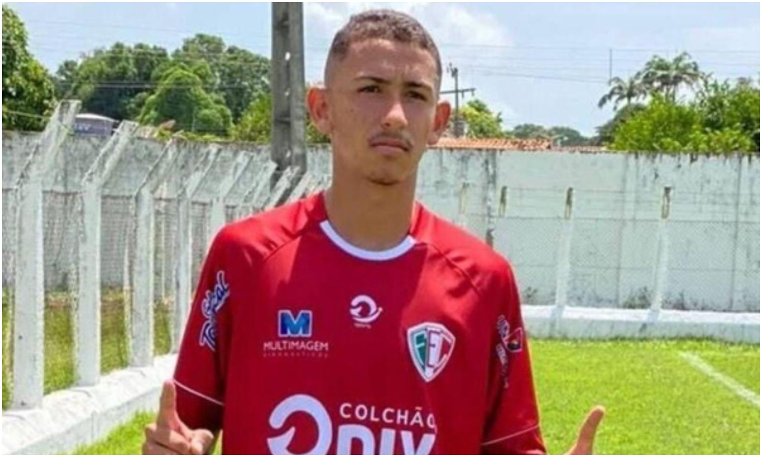 Muere joven futbolista brasileño tras chocar en moto contra una vaca (+Video)