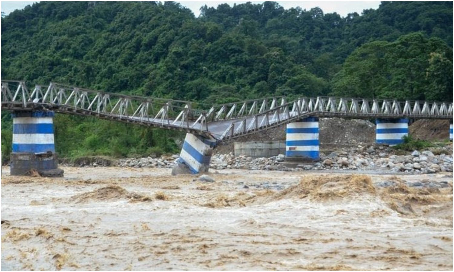 Inundaciones y deslizamientos dejan más de 70 muertos en Nepal y la India