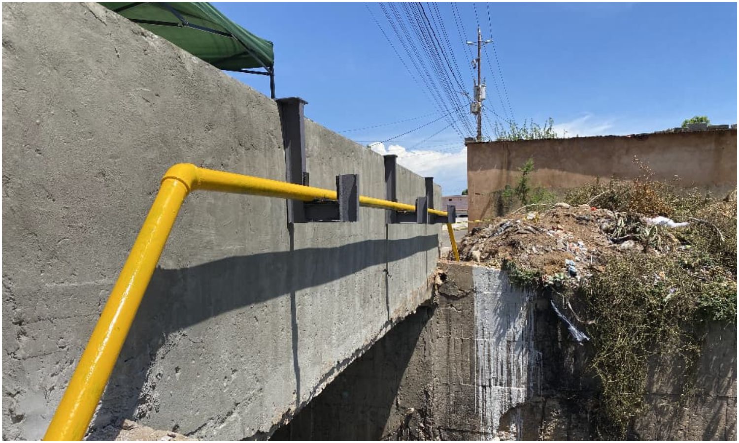Alcaldía de Maracaibo mejora red de gas doméstico en Venancio Pulgar con instalación de tubería aérea