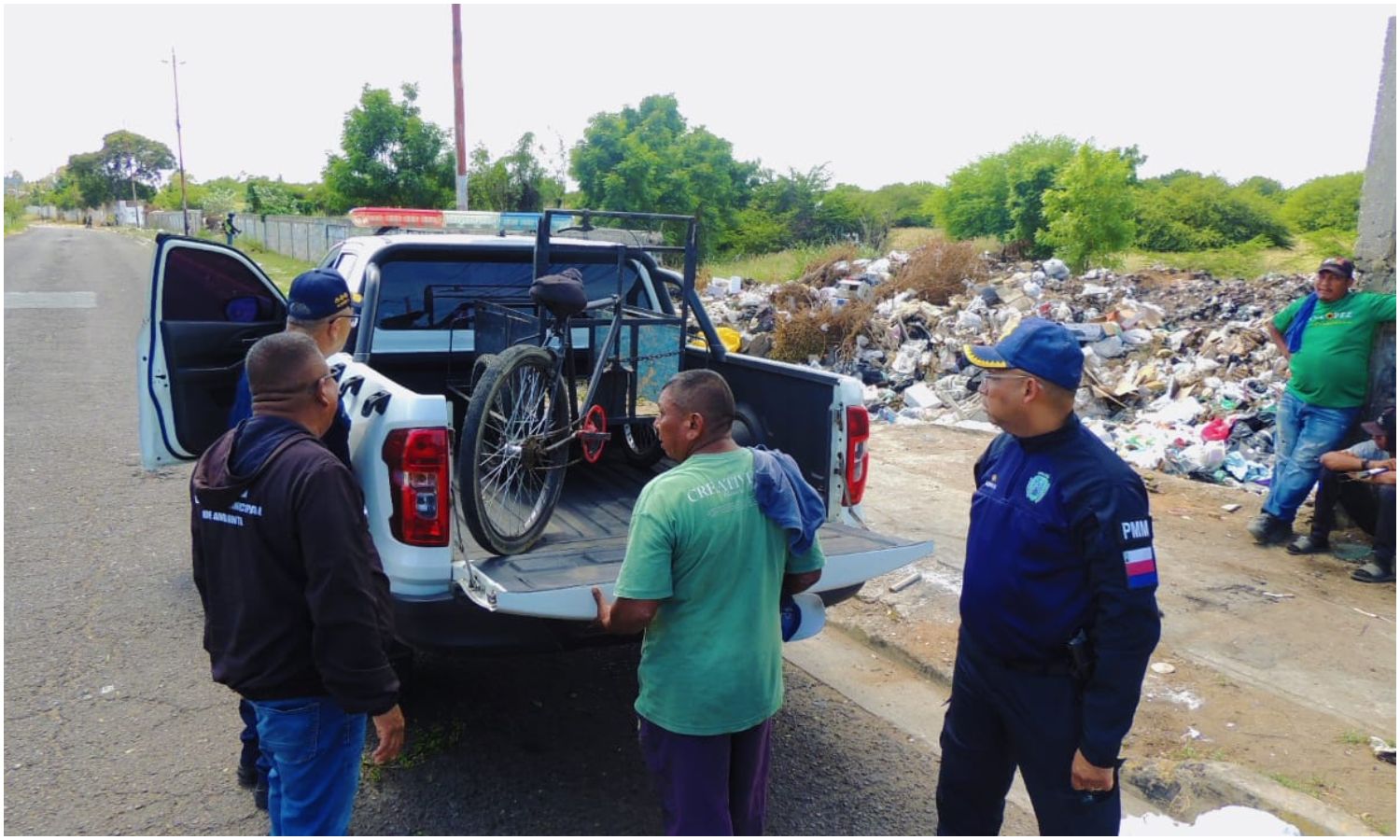 Detienen a un hombre por arrojar basura en vía pública en San Jacinto