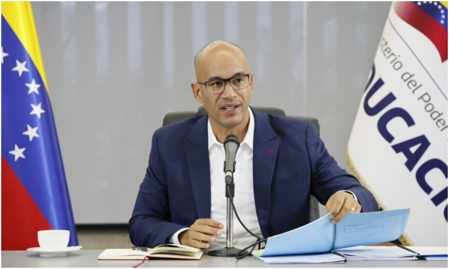 Ministerio de Educación establecerá nueva regulación para limitar las tareas escolares y reducir su impacto en el hogar
