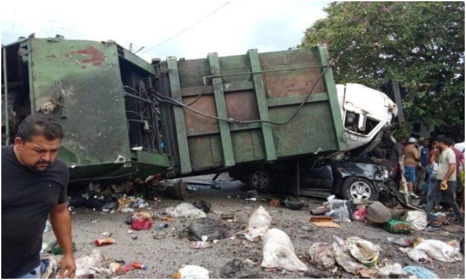 Camión del aseo urbano sufre una falla en los frenos y provoca accidente fatal en Táchira: dos muertos y seis heridos