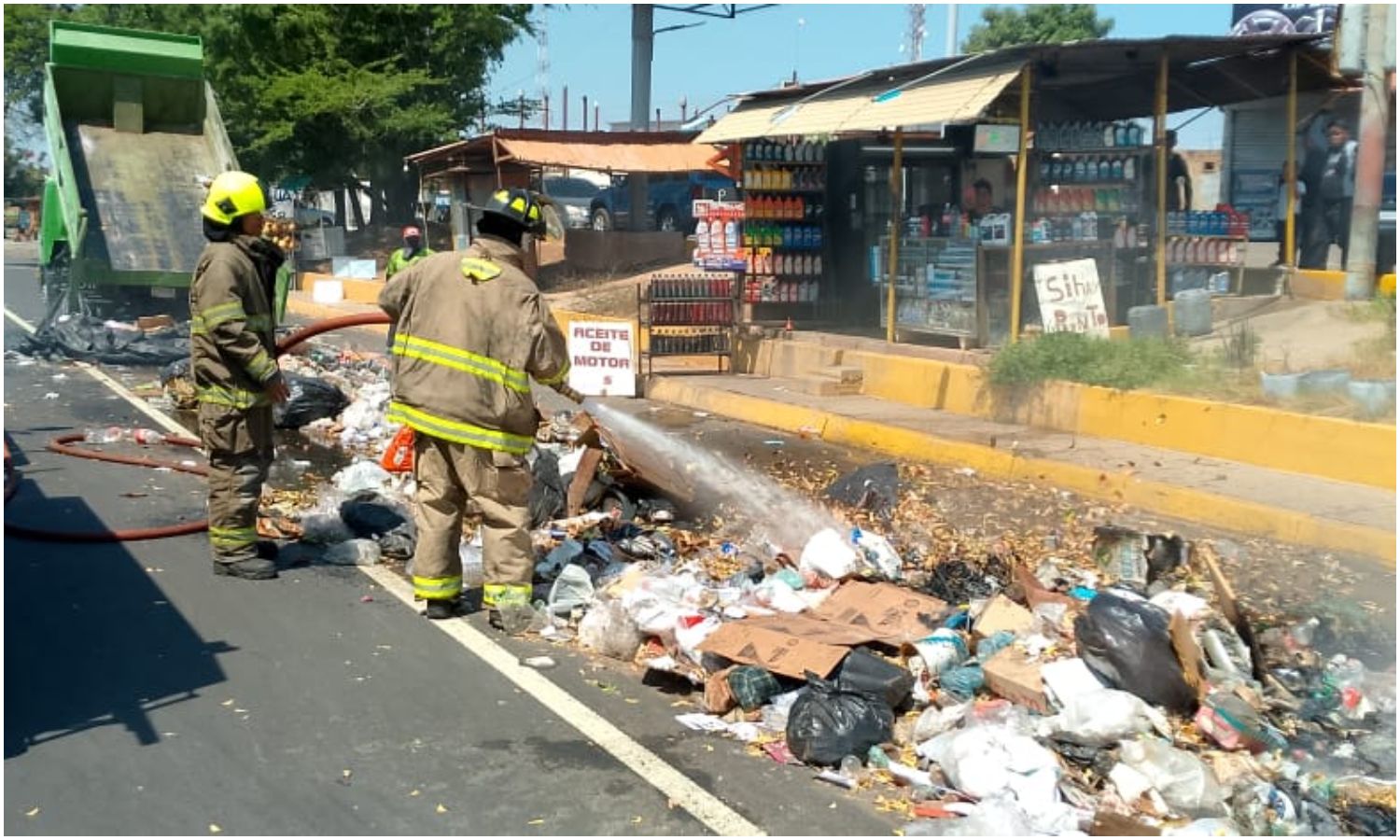 Bomberos de Maracaibo controlan incendio de camión del aseo urbano en la Circunvalación 1