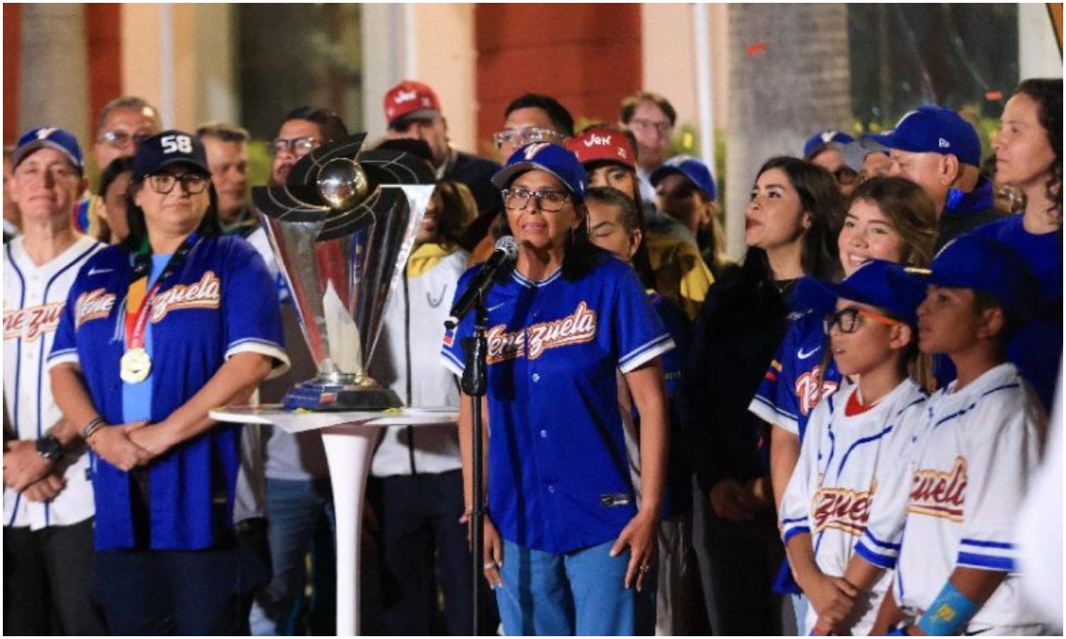 Delcy Rodríguez recibe la copa del Clásico Mundial de Béisbol y anuncia la creación de un Salón de la Fama