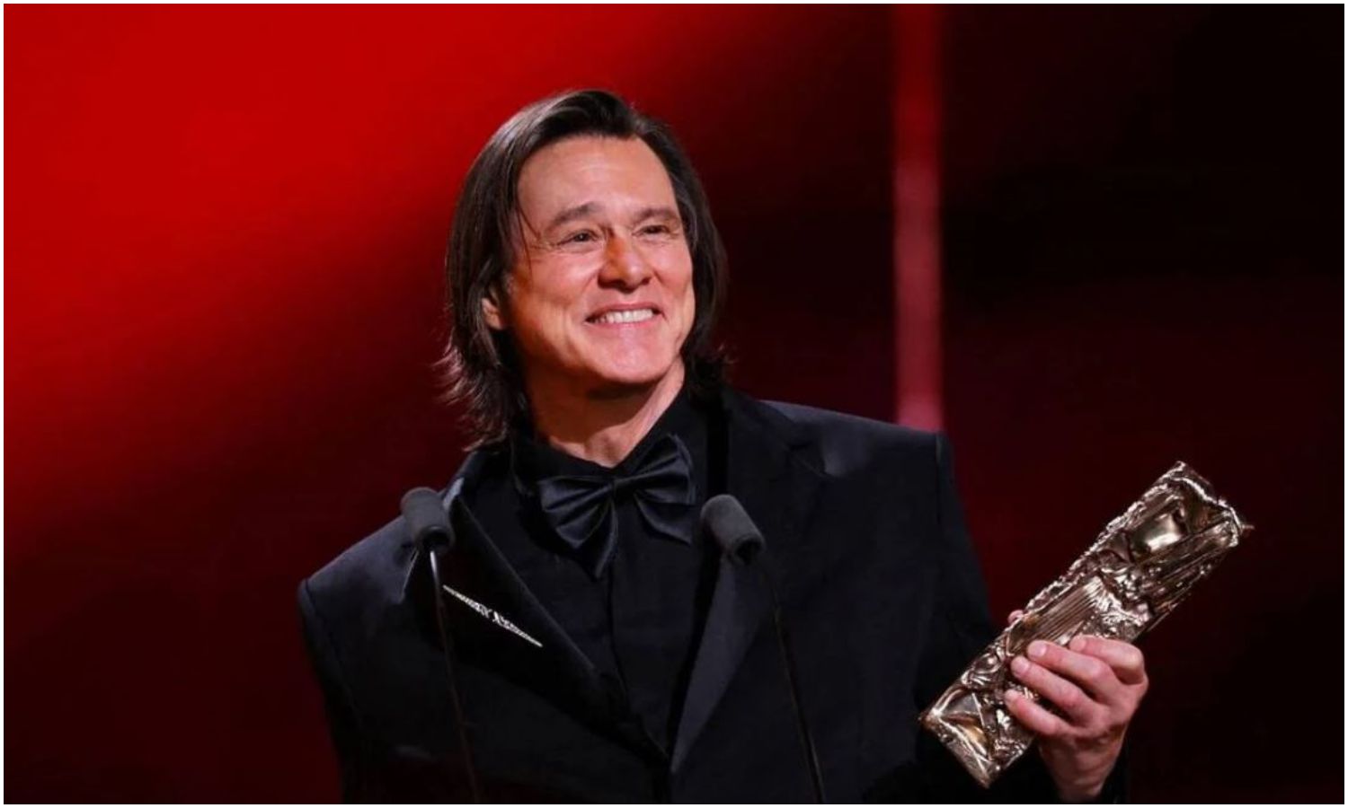 Rumores sobre un “doble” de Jim Carrey tras su aparición en los Premios César obligan a su equipo a desmentir teorías en redes