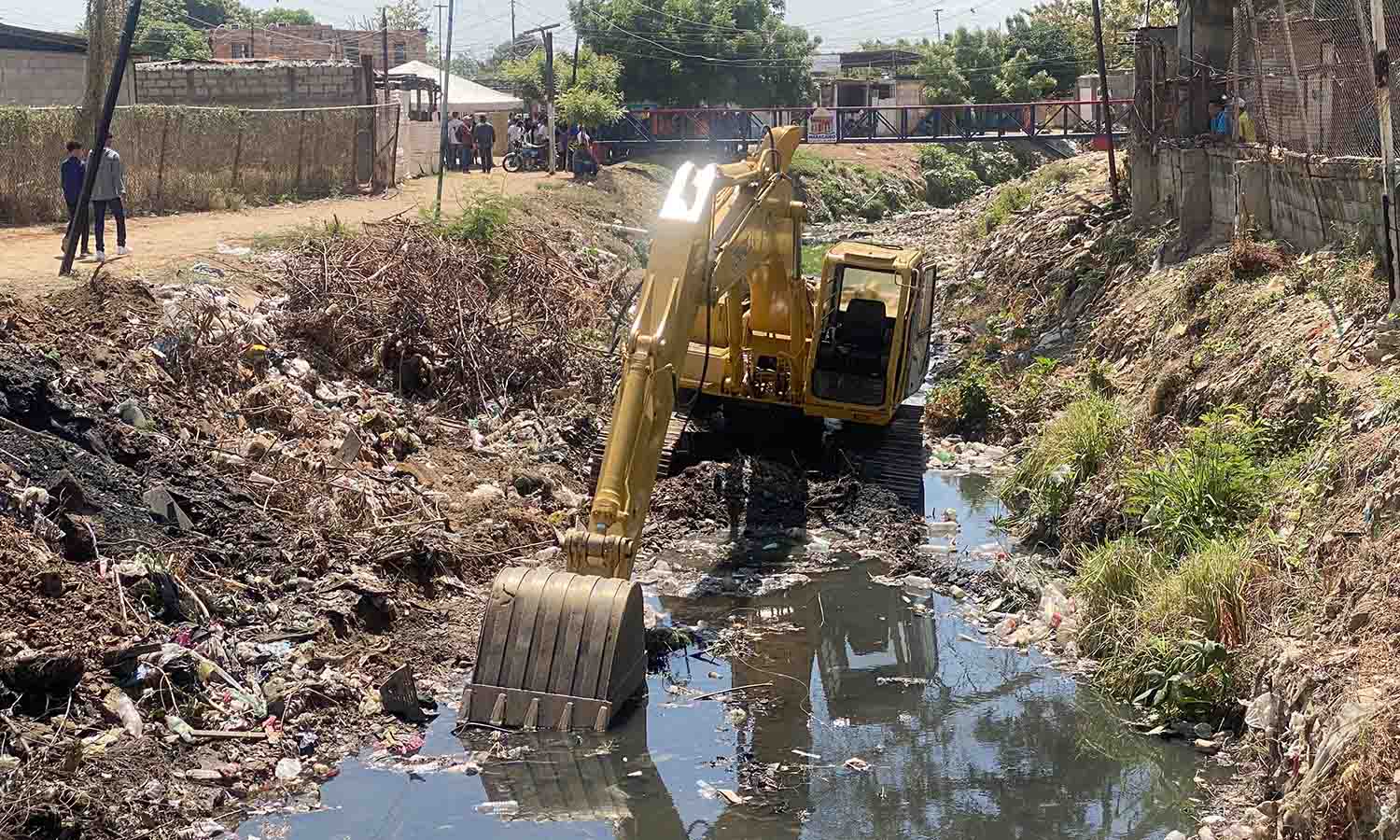 Alcaldía de Maracaibo rehabilita puente y sanea cañada en el sector La Galletera para prevenir riesgos en temporada de lluvias