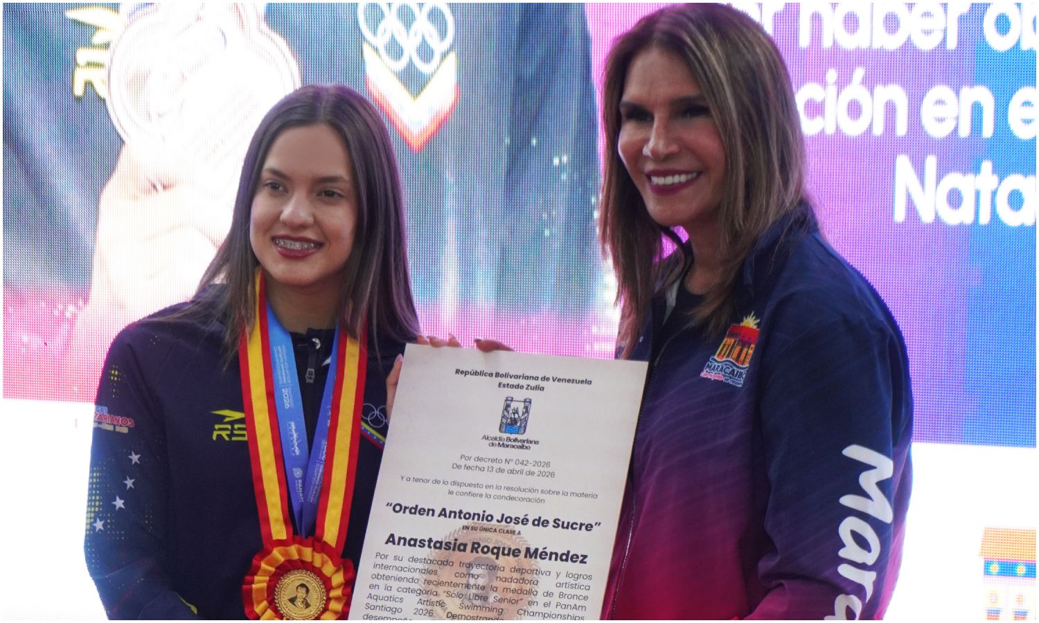 Alcaldía de Maracaibo condecora a la nadadora artística Anastasia Roque tras ganar una medalla panamericana