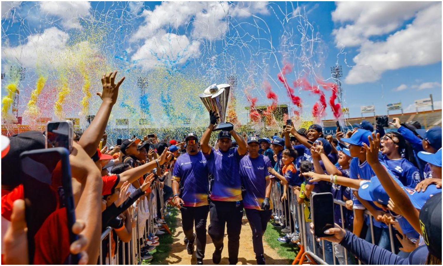 Zulianos celebran la visita del trofeo mundial de béisbol a Maracaibo: “Sentimos la misma sensación que cuando logramos el campeonato mundial”