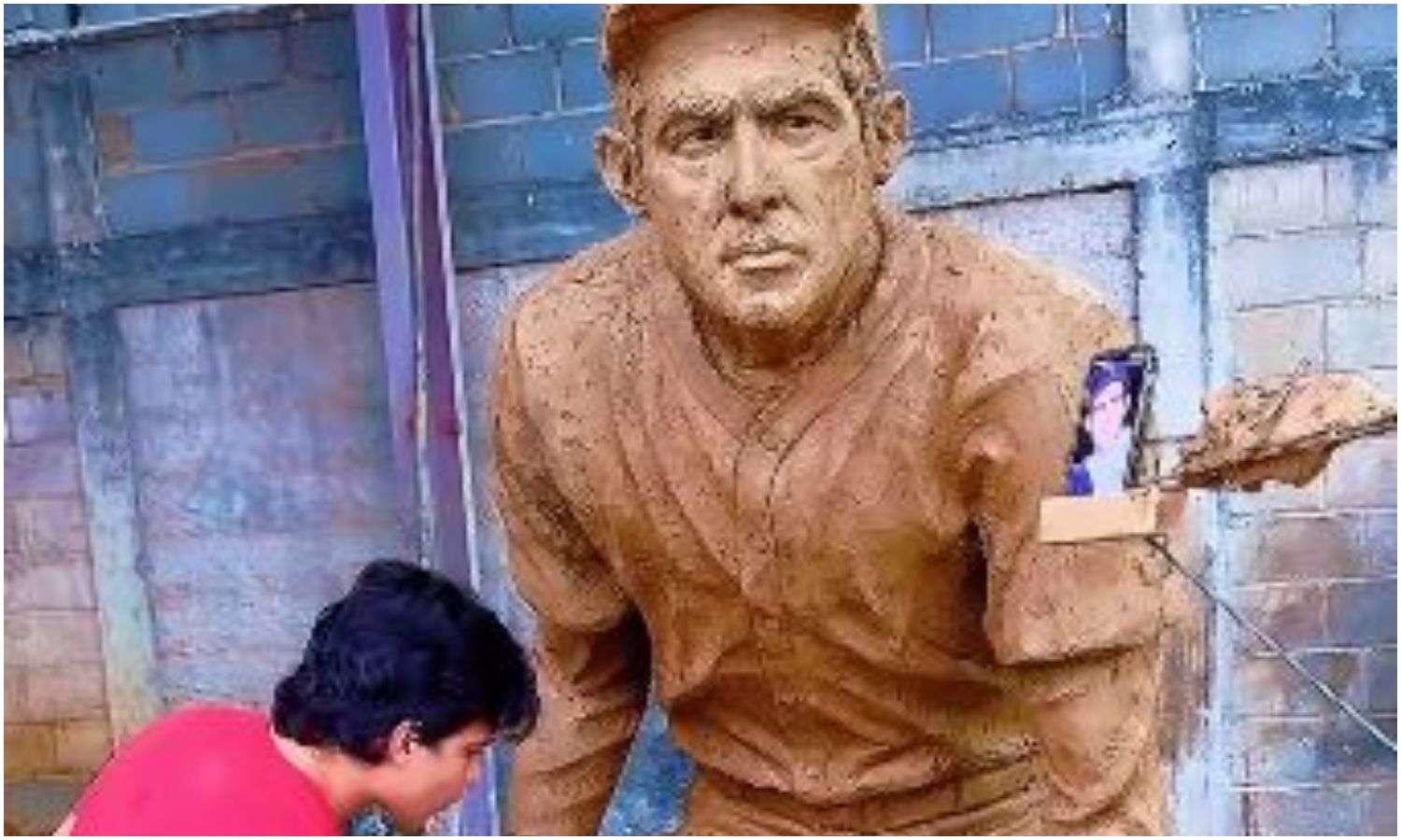 Joven escultor Josué Benjamín Figueroa construye una estatua en honor a Luis Aparicio en Maracaibo