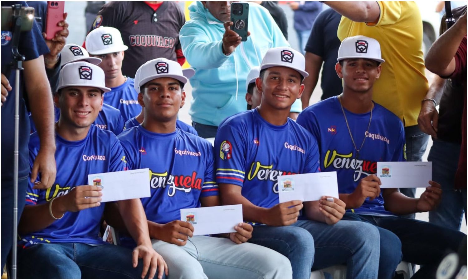 Alcaldía de Maracaibo entrega boletos aéreos a jóvenes de la Pequeña Liga Coquivacoa para representar a Venezuela en el Latinoamericano Senior en Ecuador