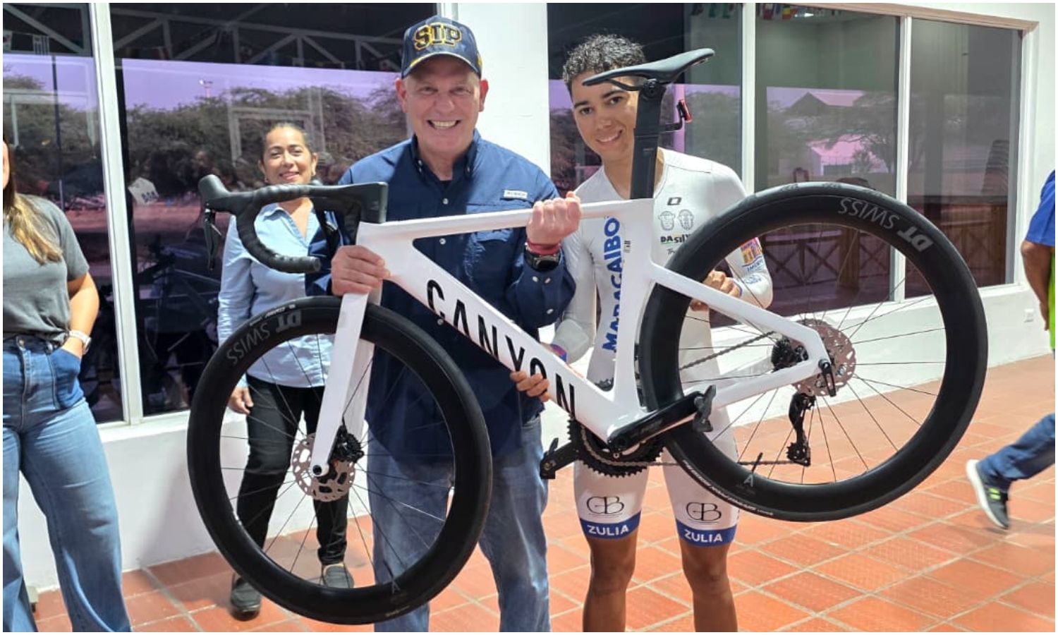 Alcalde Giancarlo Di Martino entrega bicicleta de alta gama al ciclista Luis Miguel Hernández