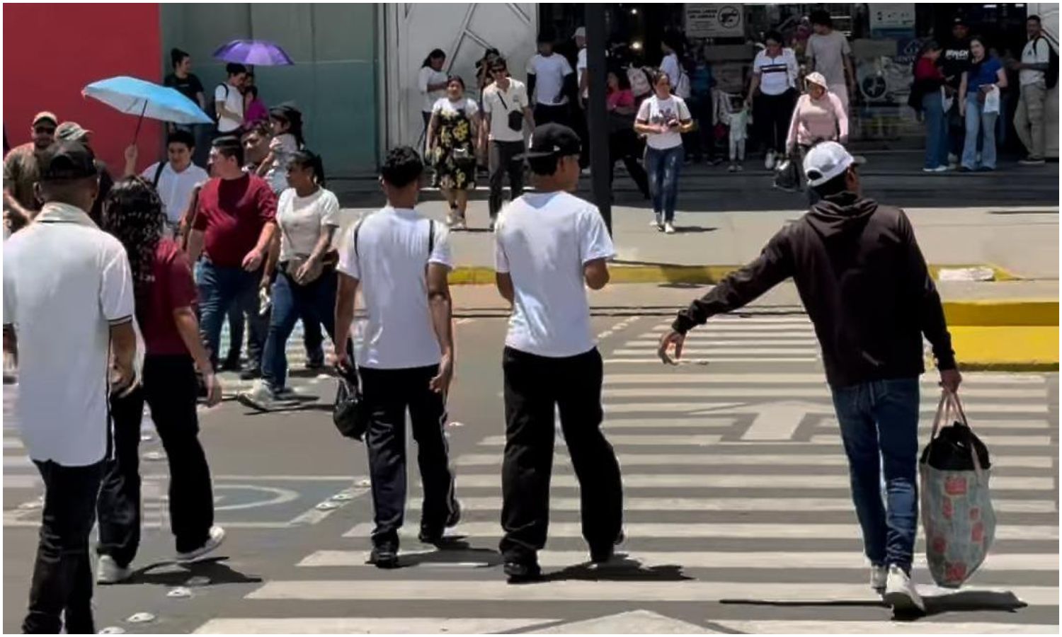 Alcaldía de Maracaibo inicia renovación del paso peatonal de Galerías Mall