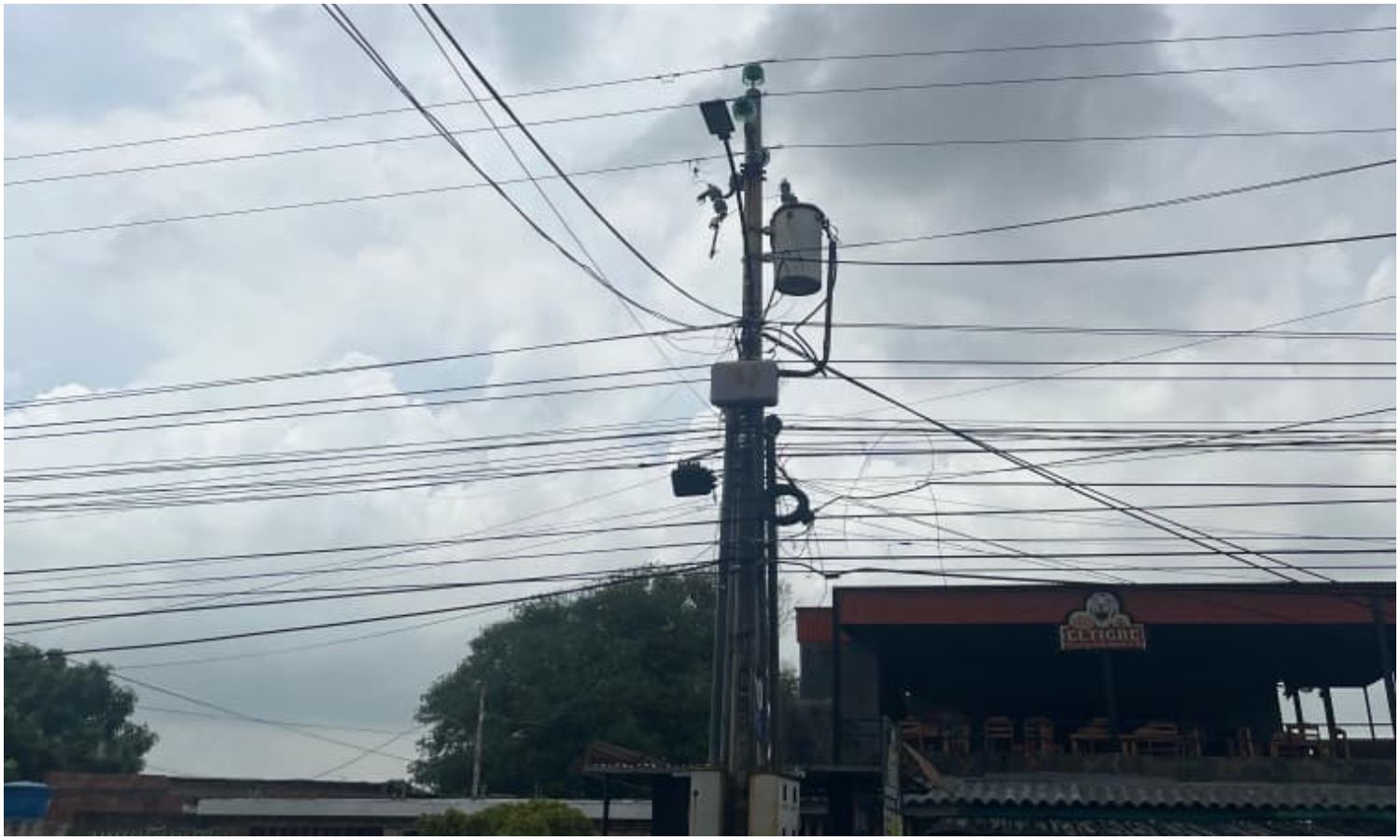 Vecinos de los sectores 8 y 10 de San Jacinto denuncian más de 24 horas sin electricidad tras aguacero en Maracaibo