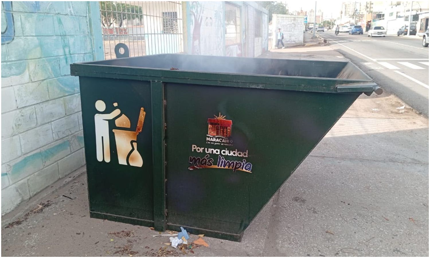 ¡Inconsciencia ciudadana! Incendian contenedor de basura recién instalado en Maracaibo