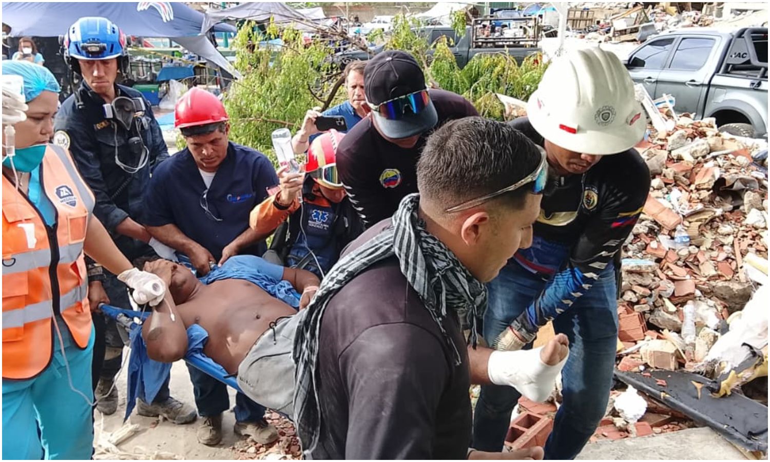 Brigadistas zulianos rescatan con vida a un joven que permaneció seis días bajo los escombros en La Guaira
