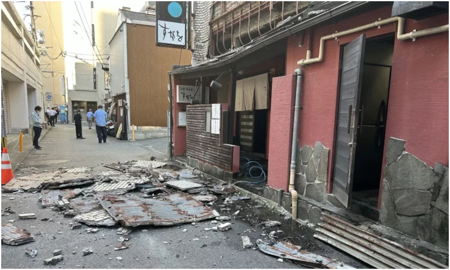 Sube a 18 la cifra de muertos por terremoto de magnitud 7,1 en Japón mientras continúan las labores de rescate