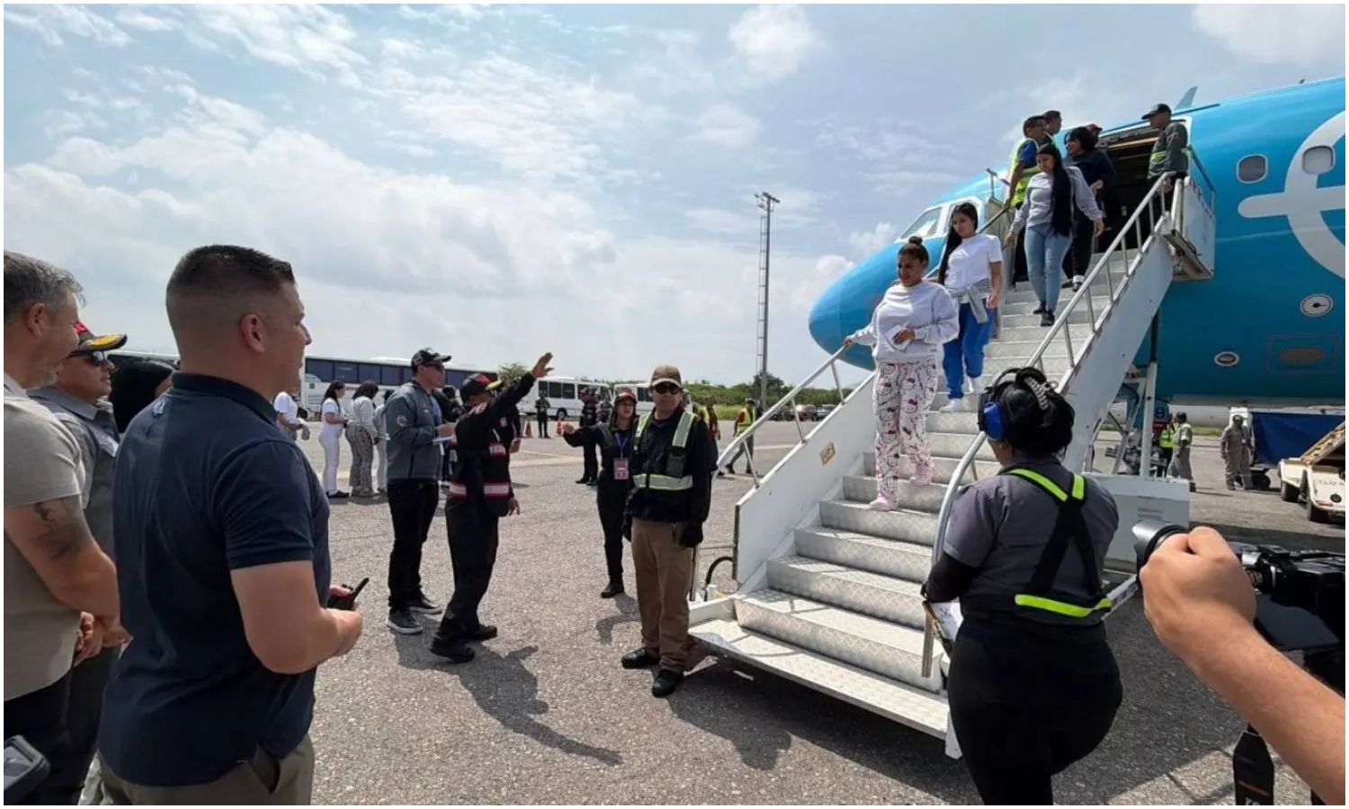 Primer vuelo de repatriación desde Estados Unidos llega a Venezuela tras los terremotos del 24 de junio