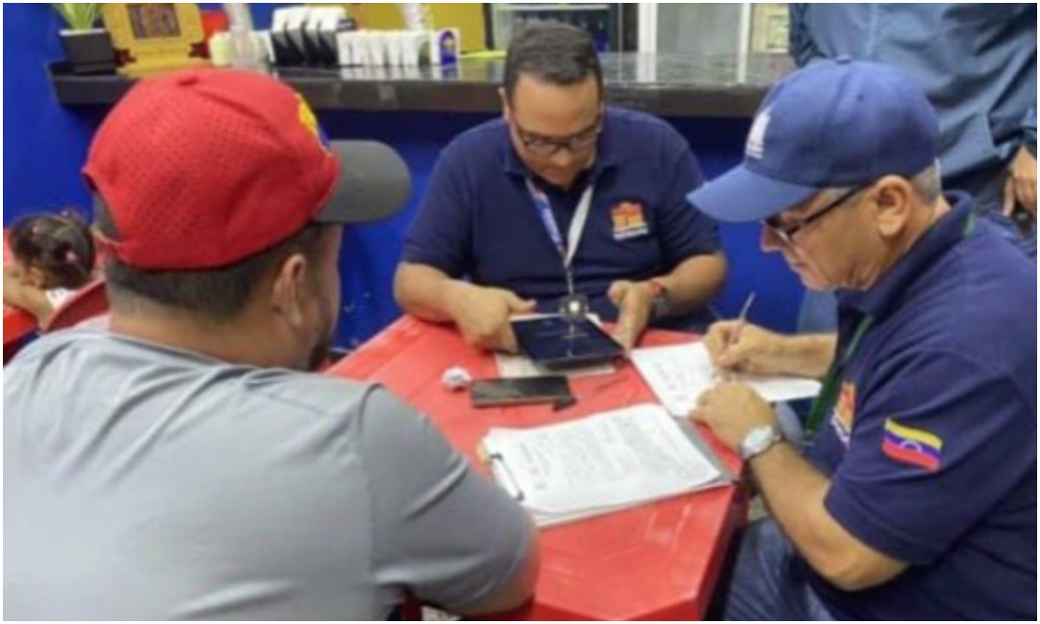 Alcaldía de Maracaibo visita más de 300 comercios para impulsar la cultura tributaria
