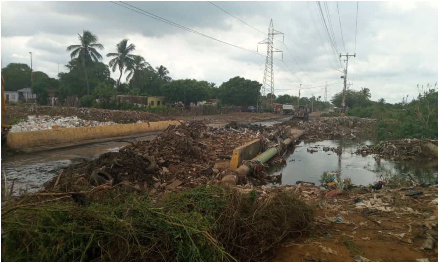 IMAU despliega maquinaria pesada para evitar desbordamientos en Puente Espuma tras las lluvias en Maracaibo