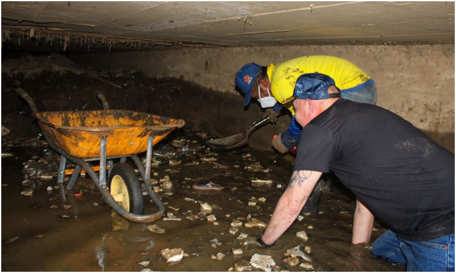 Los “topos” de Maracaibo: el trabajo manual que las máquinas no pueden sustituir