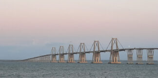 puente sobre el lago