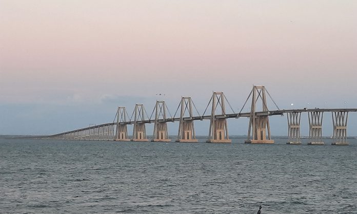 puente sobre el lago