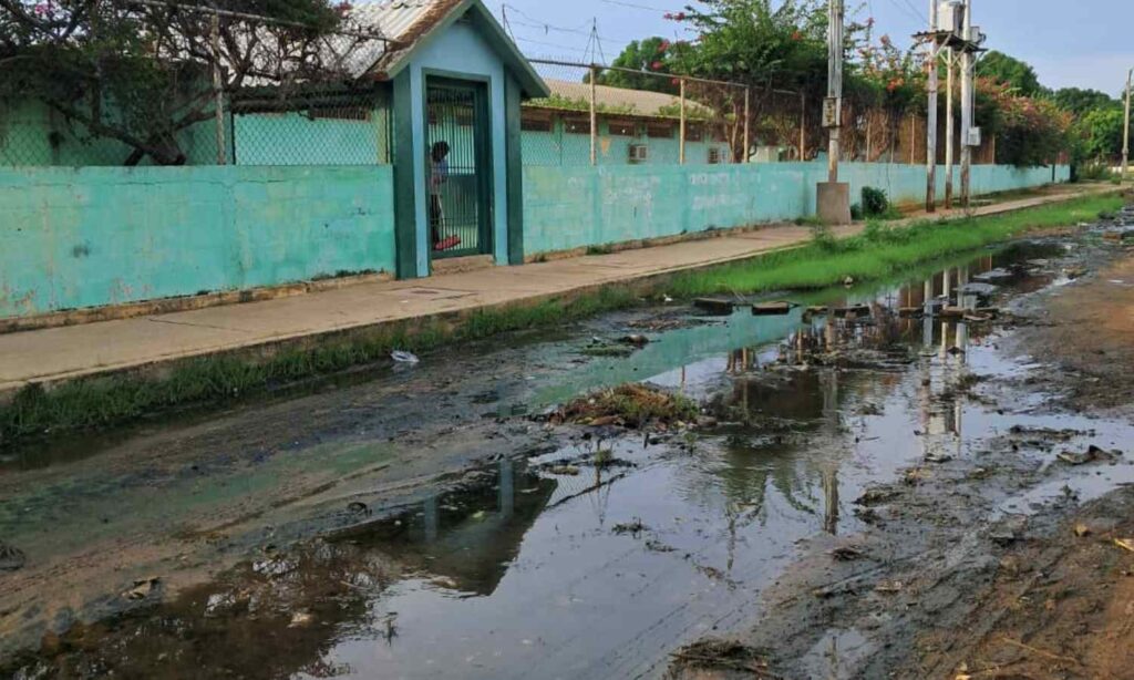 escuela Madre Elisa Jaramillo bote aguas negras