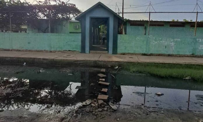 escuela Madre Elisa Jaramillo bote aguas negras