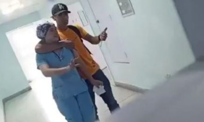 Aragua hospital central maracay joven destornillador